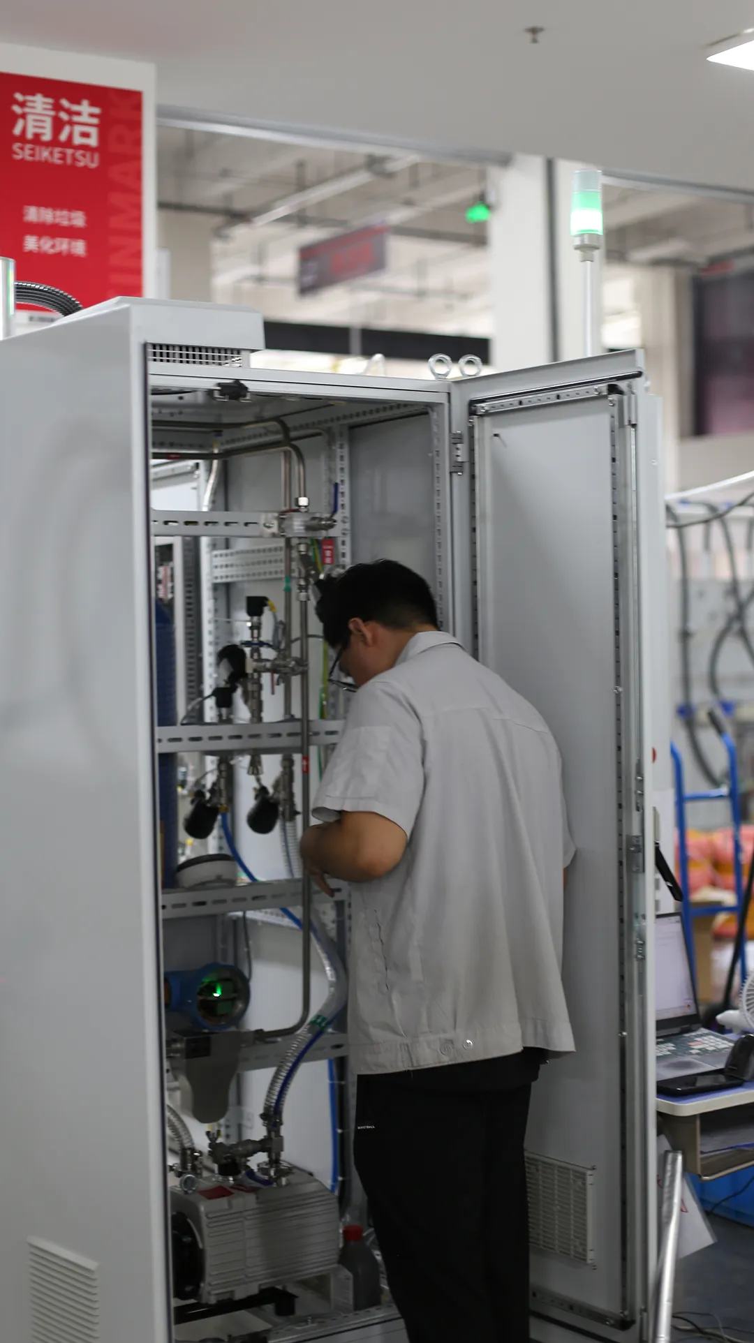 Automotive Vacuum Coolant Filling Machine Automotive Vacuum Coolant Filling Machine